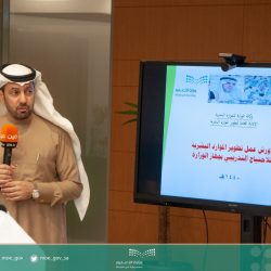 مدير تعليم تبوك يكرم معلما قطع إجازته المرضية وعاد للعمل