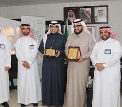 مدير تعليم الدوادمي يكرم الطالب المدرب