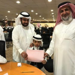 تعليم منطقة عسير يمنح مدير إدارة الإعلام التربوي محمد مانع وسام القائد التربوي