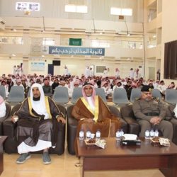 المرشد الطلابي بالليلية الثانية في ثانوية عكرمة بشمال مكة يقيم دورة للدارسين حول اختيار المسار التعليمي بعد التخرج