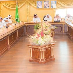 تحت شعار ( لهم علينا حق )  طالبات تعليم عسير يُقدّمنَ الإفطار لرجال الأمن