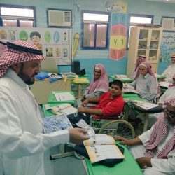 أمير الرياض يشارك مدير عام  تعليم الرياض فرحته بزفاف ابنه