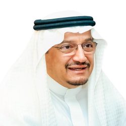 أمير الرياض يشارك مدير عام  تعليم الرياض فرحته بزفاف ابنه