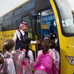 مدير تعليم منطقة تبوك يكرم معلماً أنقذ أسرة من الغرق