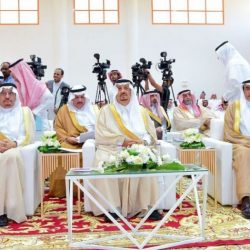 مدير تعليم منطقة تبوك يكرم معلماً أنقذ أسرة من الغرق