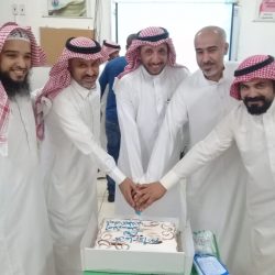 وزير التعليم مردداً مع الطلاب “للمجد والعليا”  في الطابور الصباحي:نحن أمام عام جديد يتجدد فيه العطاء لوطن يستحق