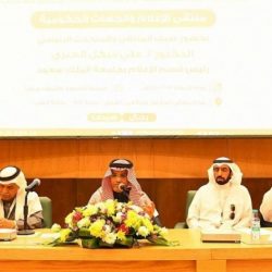مدير جامعة تبوك يكرم صحيفة ” التعليم الإلكترونية “