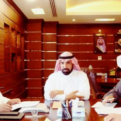 أميرالقصيم .. يكرم المعلم الدليلان لاسهاماته التعليمية المجتمعية