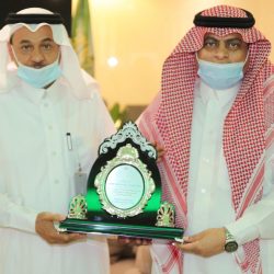 مدير تعليم القريات يكرم المعلمين والمعلمات الأكثر خدمة ويدشن أكثر من 8000 رسالة نصية لتهنئة المعلمين والمعلمات باليوم العالمي للمعلم