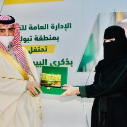 معلم متقاعد .. يحتفي بزملائه السابقين بمدرسة الإمام البخاري بتبوك