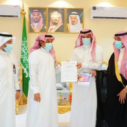 مدير تعليم منطقة عسير .. يكرم ” 12 ” طالبا وطالبة في مسابقة حماية المال العام