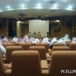 معلم يفاجئ أحد زملائه وطلابه السابقين بإهدائه دفتره عندما كان طالبا بالصف الاول قبل 28 عاما