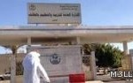 مُعلِّم يضع صورة خادم الحرمين الشريفين على أسئلة الاختبار