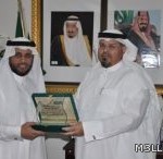 معلمة تنهال بالضرب على طالبة ثانوية وتوجه لها لكمات وتشد شعرها