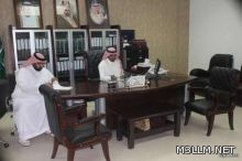 صورة لمعلم بين طلابه وهم يقبلونه تثير الإعجاب