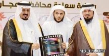 فيديو :روسي يطلق النار برشاش احتفالا بدخول ابنه المدرسة.. ويرعب الجميع