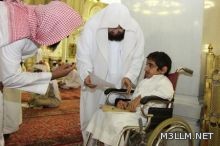 بائع هندى يكتب على تورته نجاح ” ألف مبروك فيوز بخط عريض وحلو “