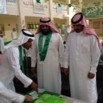 رجل يرتدي زي مهرج يصافح المعلمات والطالبات بالدمام (صورة)