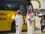 بالصور.. مدير مدرستي النجاشي وبن خلدون الإبتدائية يدشن حافلة النقل الجديدة‎