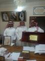 مديرة المتوسطة الثاني والعشرون للبنات بخميس مشيط تكرم إدارة ” الشئون الادارية والمالية