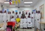 بالصور.. مدير مدرسة بالأحساء يسلم معلميه هدايا قيّمة ويقبل رؤوسهم احتفاءً بيوم المعلم