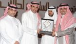 العاصمي يُكرم الطلبة الفائزين بمؤتمر التعليم بجامعة سلمان ويعد بدعم مهاراتهم
