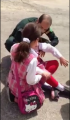 رئيس الحرس الملكي يكرّم رجل أمن يساعد طالبة سقطت من حافلتها.. (فيديو )