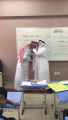 مدير تعليم محايل يطبع قبلة على رأس معلم للصف الأول الابتدائي