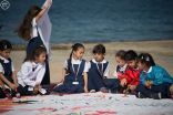 طالبات الصفوف الأولى بتعليم جدة يشاركن في رسم أكبر لوحة جدارية في العالم
