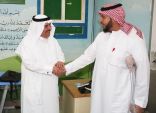 مدير عام تعليم الرياض يزور المعلم العمر ويقدم الشكر له بعد أن قطع إجازته المرضية وباشر عمله في مدرسته