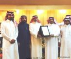 معلِّمو الدراسات الاجتماعية بالعقيق يحتفلون بتقاعد “سعيد فرحة”