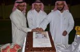 منسوبو ابتدائية الملك عبدالله بالزلفي يُكرمون مدير مدرستهم