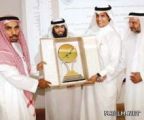 “جائزة التميز” تكرم عميد كلية المعلمين