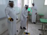 مدير مكتب تعليم بني عمرو يشارك في نظافة الفصول الدراسية استعداداً للعام الجديد‎
