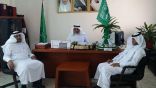وفد طلابي يحملون ” الوطنية” لمدير مكتب ” التربية” بخميس مشيط
