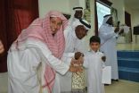 في ليلة تبادل فيها المعلمون وطلابهم الورود (ثول) تكرم 67 حافظ وحافظة لكتاب الله