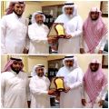 مكتب التعليم بتنومة يكرّم رجل الأعمال العسيري‎