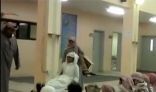 ناشطون يستأون من معلم يقوم بضرب الطلاب في مصلى المدرسة “فيديو”