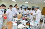 طلاب برنامج «موهبة» الصيفي 2015م في جامعة الملك عبدالعزيز يخترعون طريقة للحد من انبعاث عوادم المركبات وتلوث الجو