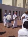 طلاب مدرسة القوبعية يوزعون الهدايا والكتيبات المترجمة على الحجاج