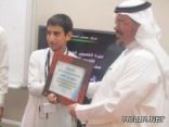الطالب مشعل الحميد يقيم دورة أساسيات التصوير الفوتوغرافي بمدرسة أبوعبيدة بن الجراح المتوسطة