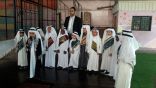 بقيادة مربي الصف طلاب الصف الأول الابتدائي بمدرسة أملج الأهلية ينثرون إبداعاتهم في الإذاعة الصباحية