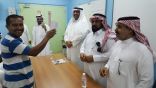 بحضور مدير مكتب شرق مكة قائد تربوي يكرم عامل النظافة بالمدرسة