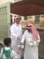 قائد مدرسة بمكة يوزع الكمامات على الطلاب حفاظاً على سلامتهم