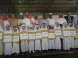 طلاب الصف الأول الابتدائي بمدرسة أملج الأهلية ينثرون إبداعات اللغة العربية في الطابور الصباحي