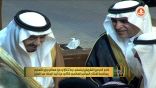 خادم الحرمين الشريفين يتسلم درعاً تذكارياً من معالي وزير التعليم (فيديو )
