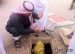 معلم ينقذ طالباً بعد سقوطه في بركة صرف صحي بعرعر