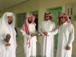 مدير ثانوية الفاروق يستقبل طلابه ومعلميه بالعود وحلوى العيد