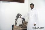 معلم في تنومة يصنع مجسماً مصغراً لـ «مَعدّة ثقيلة» بأدوات متواضعة