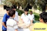 طالب ابتدائية يبيع أطعمة لزملائه دعماً للجمعيات الخيرية